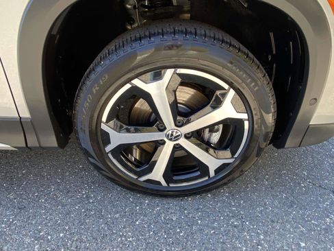 Certified 2025 Volkswagen Tiguan SE AWD/4WD image 32