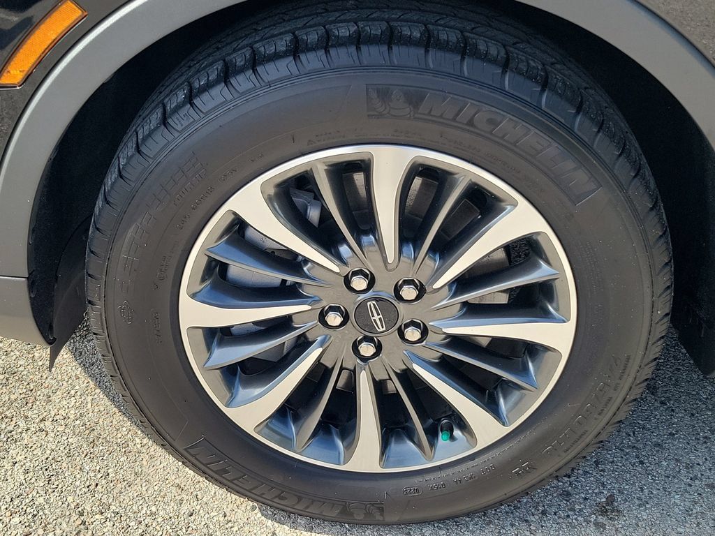 Used 2023 Lincoln Nautilus FWD w/ Premium Package image 7