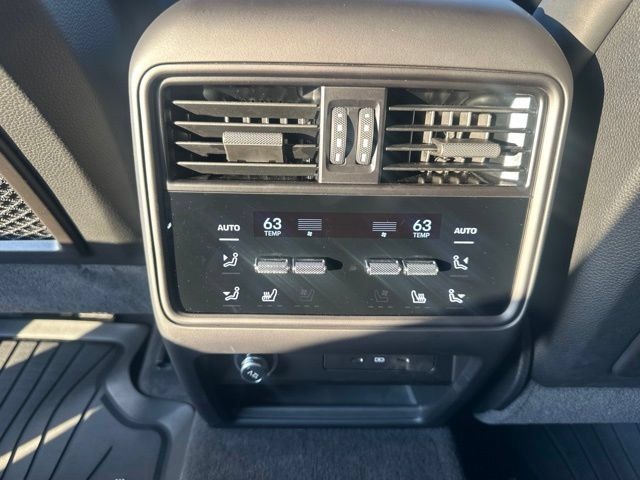 Used 2025 Porsche Cayenne GTS AWD/4WD image 25