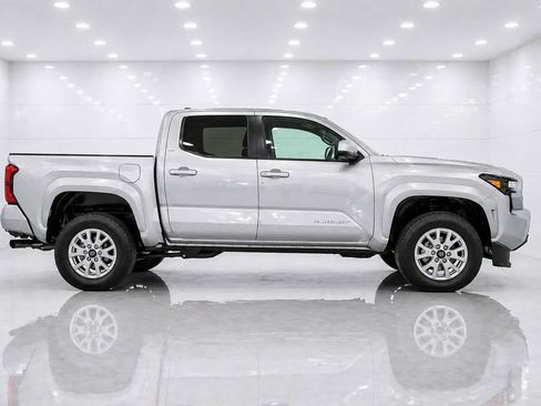 Used 2025 Toyota Tacoma SR5 AWD/4WD image 6