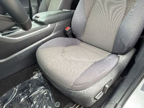 Used 2024 Toyota Highlander LE AWD/4WD image 19