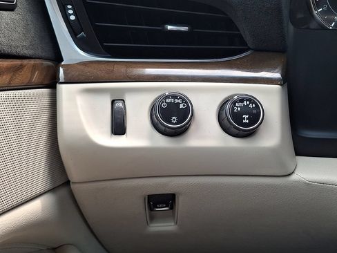 Used 2020 Cadillac Escalade Premium Luxury AWD/4WD image 28