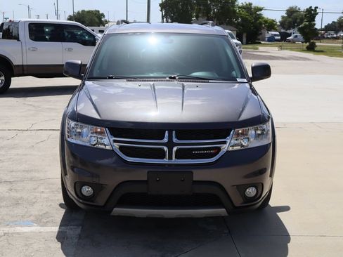 Used 2019 Dodge Journey SE FWD image 4