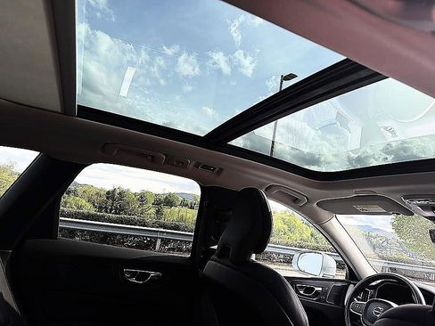 Used 2019 Volvo XC60 T5 Momentum w/ Multimedia Package FWD image 6