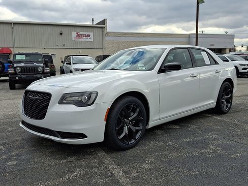 Used 2023 Chrysler 300 Touring w/ Sport Appearance Package image 4