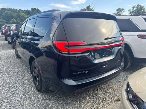 Used 2024 Chrysler Pacifica Premium FWD image 5