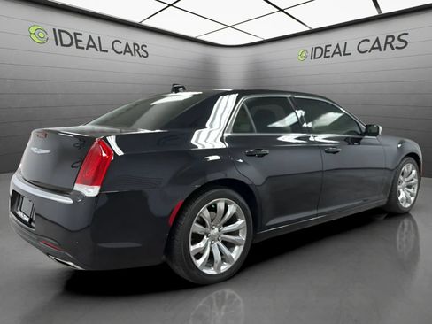 Used 2018 Chrysler 300 Touring w/ Chrome Appearance Package RWD image 5