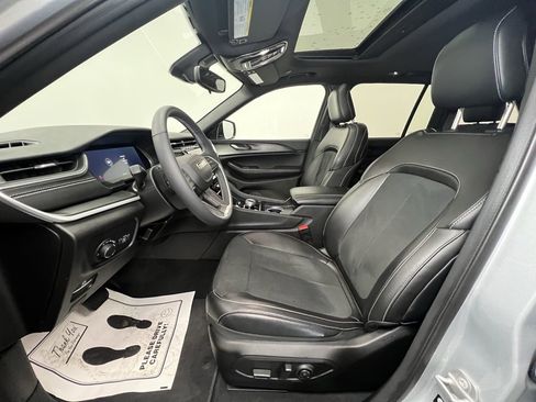 Used 2024 Jeep Grand Cherokee Altitude image 4