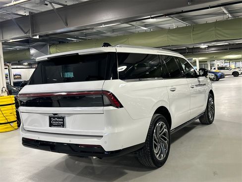 Used 2025 Lincoln Navigator L Reserve image 2