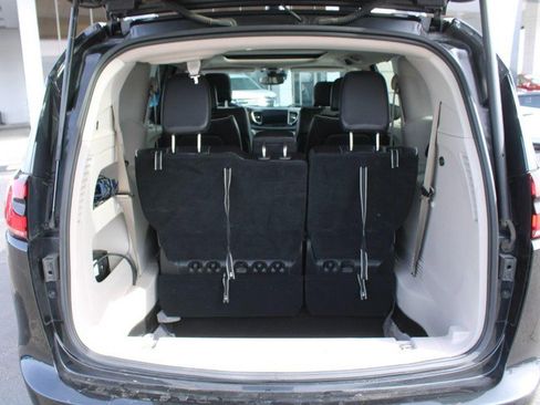 Used 2023 Chrysler Pacifica Limited FWD image 7