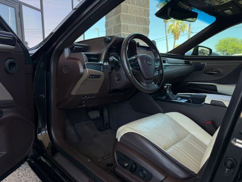 Used 2021 Lexus ES 300h Ultra Luxury w/ Accessory Package 2 FWD image 40