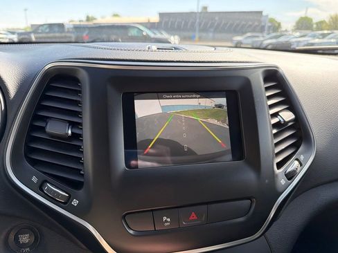 Used 2020 Jeep Cherokee Latitude Plus w/ Cold Weather Group AWD/4WD image 18