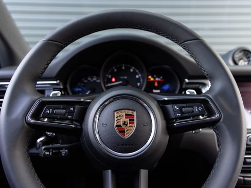 Used 2026 Porsche Macan AWD/4WD image 14