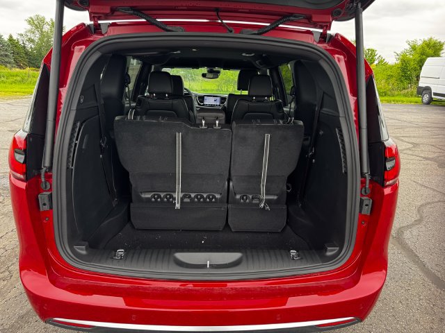 New 2027 Chrysler Pacifica Select FWD image 18