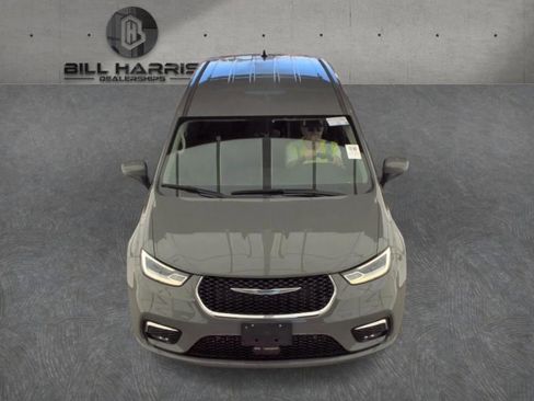 Used 2023 Chrysler Pacifica Touring-L FWD image 8