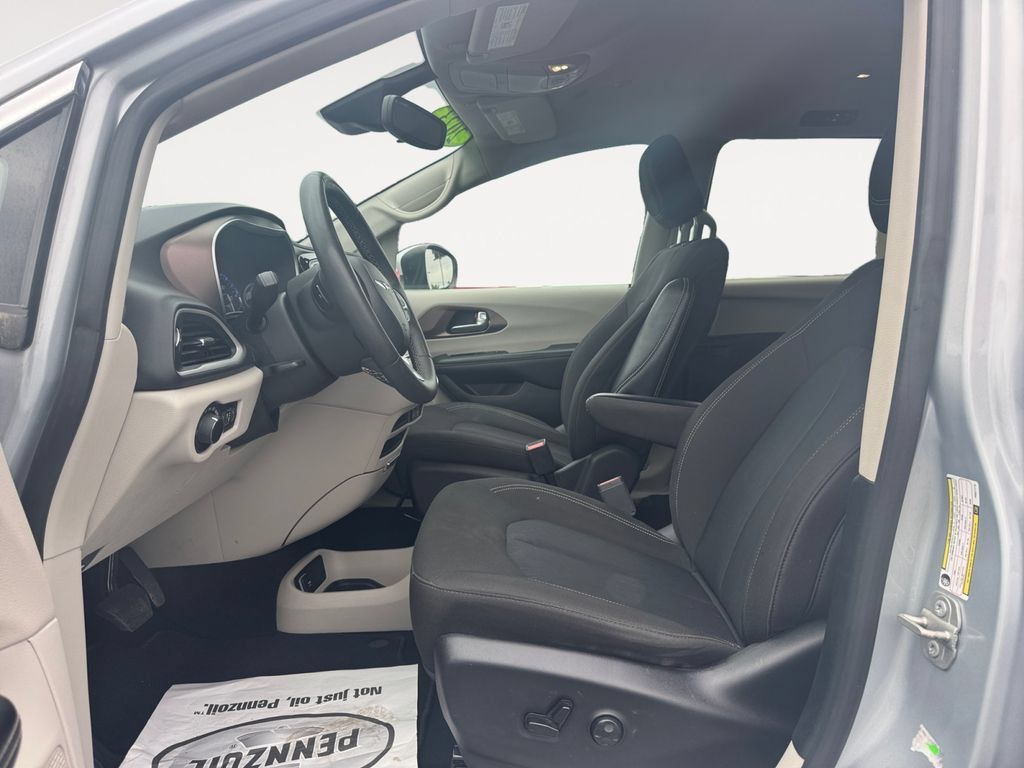 Used 2023 Chrysler Voyager LX FWD image 9