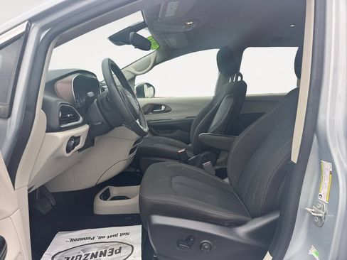 Used 2023 Chrysler Voyager LX FWD image 9