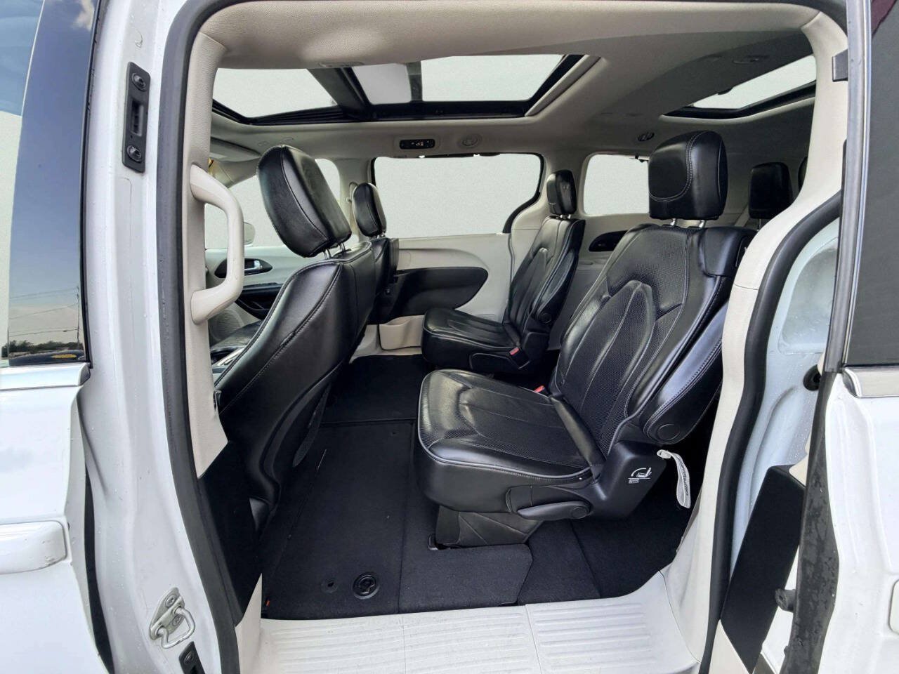 Used 2020 Chrysler Pacifica Limited FWD image 25