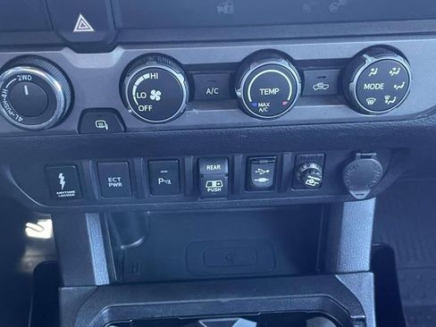 Used 2019 Toyota Tacoma TRD Off-Road w/ Technology Package AWD/4WD image 28