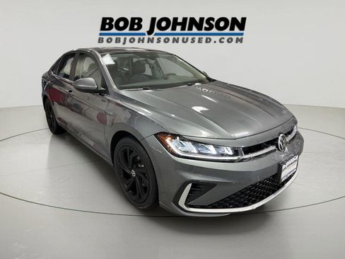 Used 2025 Volkswagen Jetta SE image 1