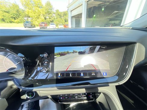 Used 2023 Buick Envision Avenir image 17