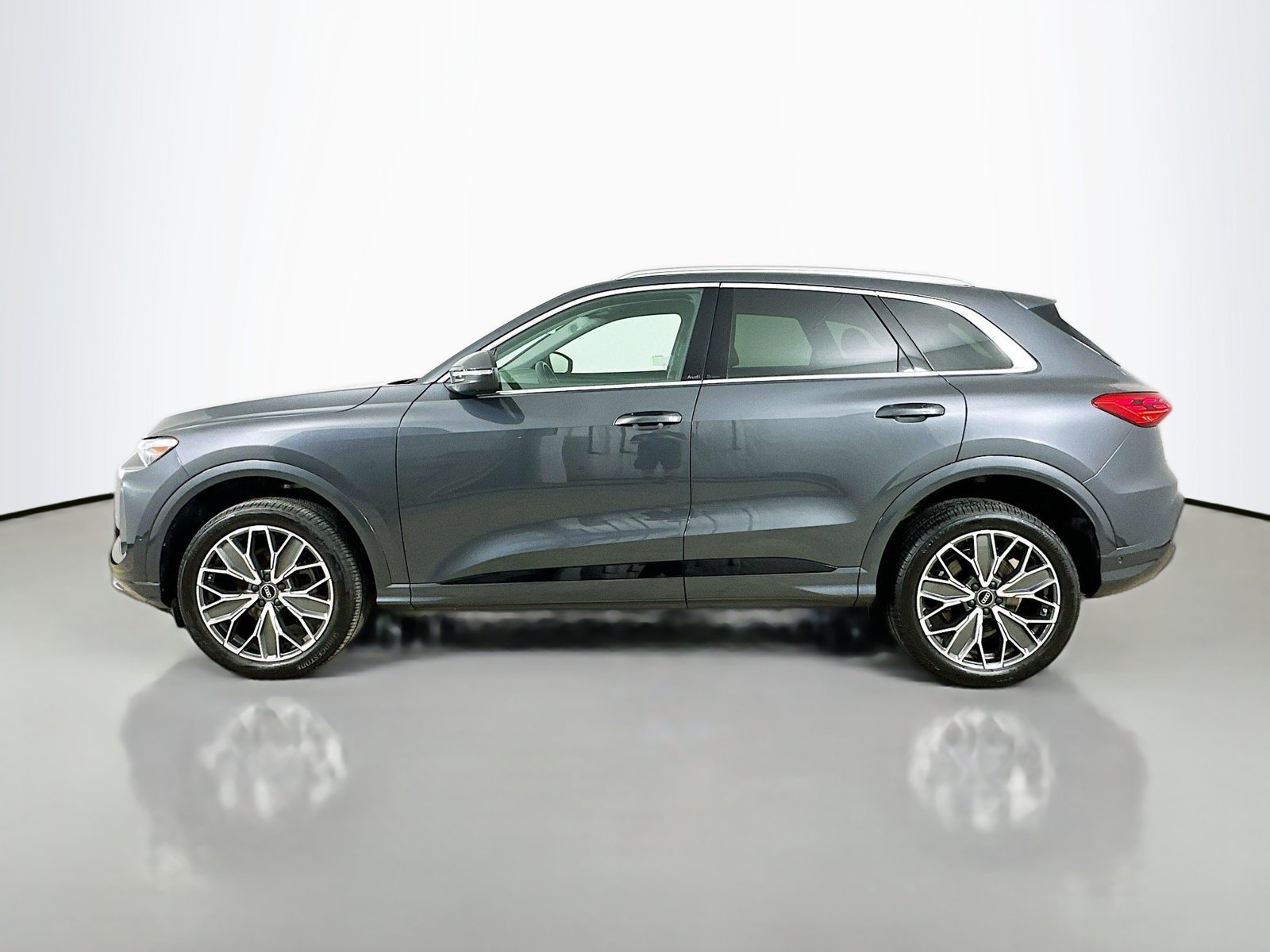 Used 2025 Audi Q5 Premium w/ Premium Plus AWD/4WD image 8