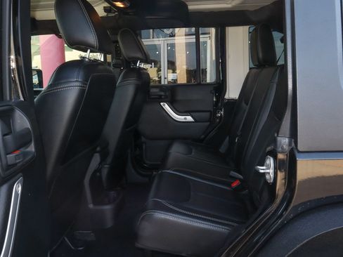 Used 2018 Jeep Wrangler Unlimited Rubicon w/ Connectivity Group AWD/4WD image 9