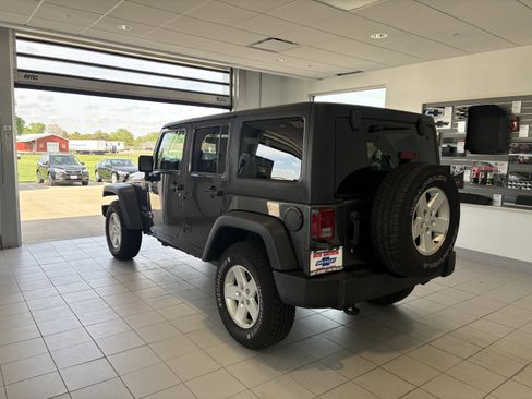 Used 2018 Jeep Wrangler Unlimited Sport S AWD/4WD image 3