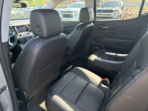 Used 2023 GMC Acadia SLT w/ Elevation Edition image 6