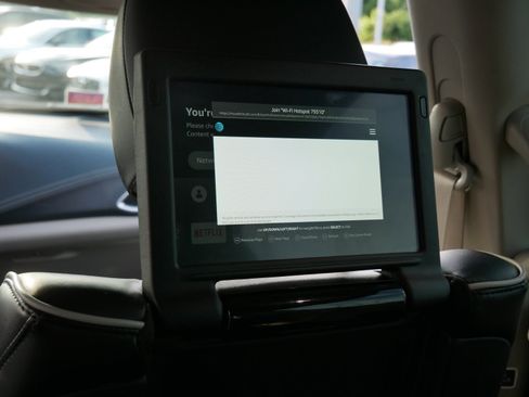 Used 2022 Chrysler Pacifica Limited w/ Uconnect Theater Family Group AWD/4WD image 13