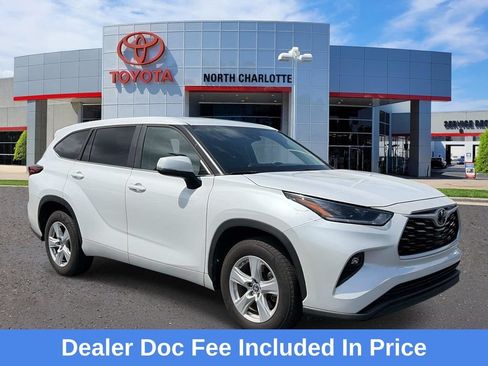 Used 2023 Toyota Highlander LE FWD image 1