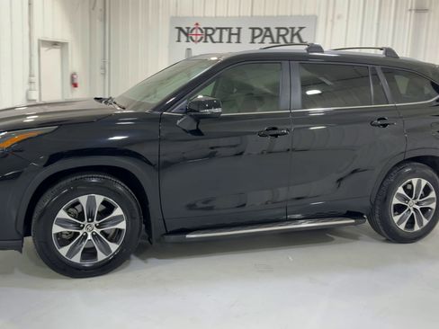 Used 2025 Toyota Highlander XLE image 6