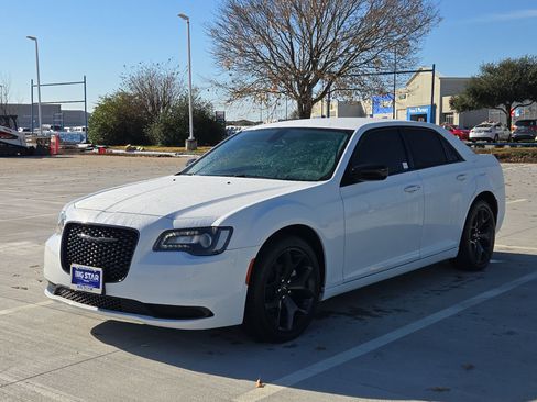 Used 2023 Chrysler 300 Touring w/ Sport Appearance Package image 9