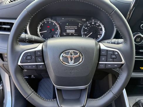 Used 2025 Toyota Highlander XLE FWD image 13