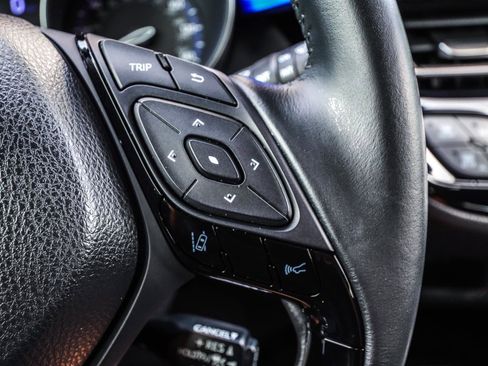 Used 2020 Toyota C-HR XLE FWD image 13