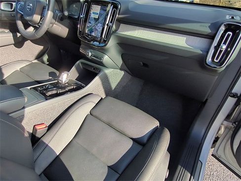 Used 2025 Volvo XC40 B5 Plus image 17