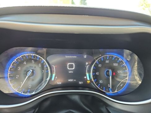 Used 2023 Chrysler Pacifica Touring-L FWD image 23