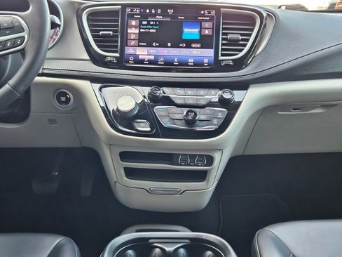 Used 2023 Chrysler Pacifica Touring-L FWD image 10