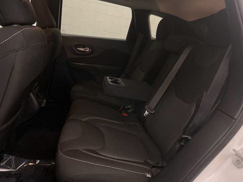 Used 2016 Jeep Cherokee Latitude FWD image 17