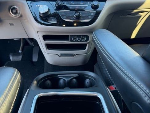 Used 2024 Chrysler Pacifica Touring-L image 11