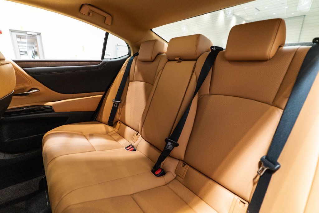 Used 2023 Lexus ES 350 w/ Premium Package FWD image 32