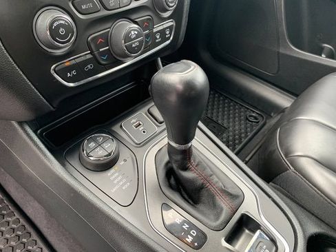Used 2022 Jeep Cherokee Trailhawk AWD/4WD image 21