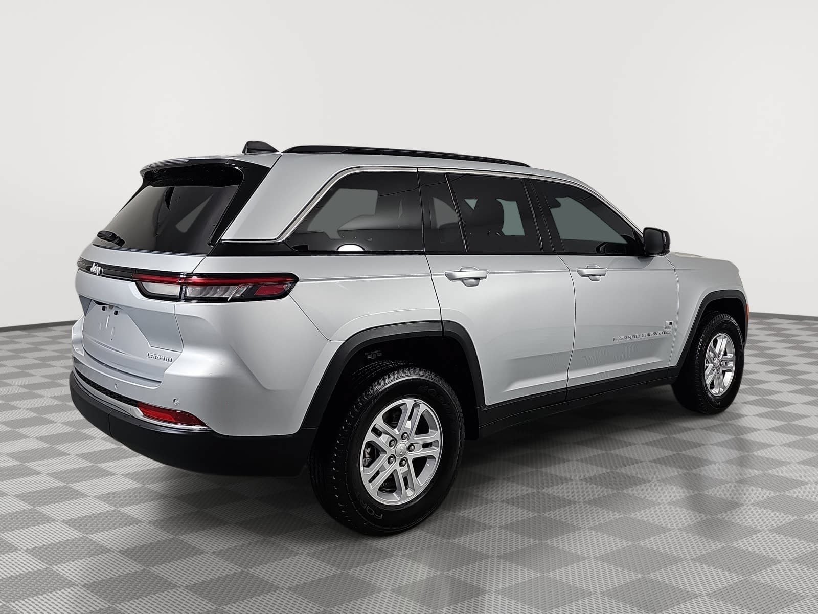 Used 2025 Jeep Grand Cherokee Laredo RWD image 8