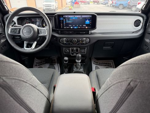 Used 2025 Jeep Wrangler Unlimited Sahara AWD/4WD image 10