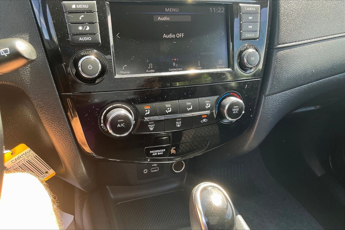 Used 2020 Nissan Rogue S FWD image 15