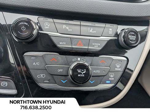 Used 2024 Chrysler Pacifica Touring-L image 16