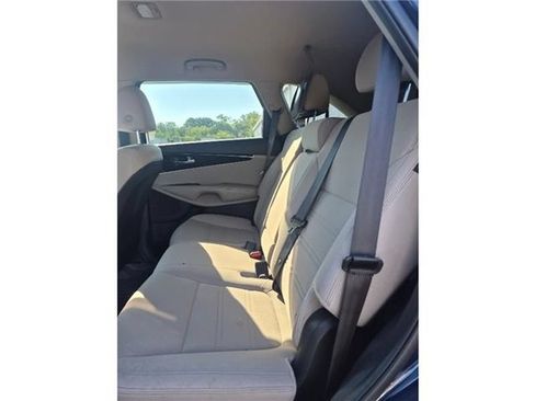 Used 2019 Kia Sorento FWD image 6