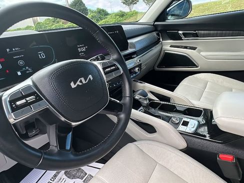 Used 2025 Kia Telluride EX w/ EX Captain's Chair Package image 12