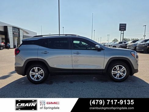 Used 2024 GMC Terrain SLE w/ Driver Convenience Package FWD image 9