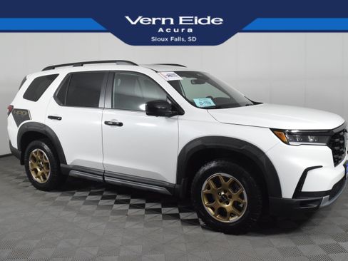Used 2024 Honda Pilot TrailSport image 1